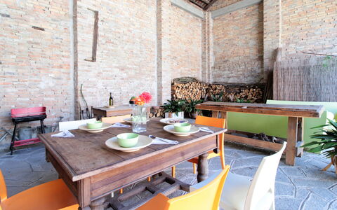 La Casa Dei Nonni, House With Private Pool, Torino: Table, Meubles, Propriété, Bâtiment, Plante, Design Intérieur, Bois, Chaise, Vaisselle, Brique