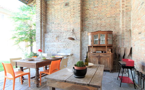 La Casa Dei Nonni, House With Private Pool, Torino: Table, Meubles, Plante, Propriété, Bâtiment, Pot De Fleur, Bois, Plante D'Appartement, Design Intérieur, Mobilier De Jardin