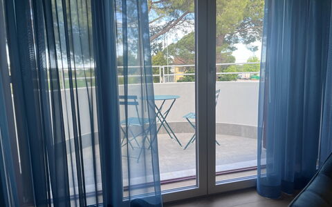 Villapronti: Bois, Ombre, Design Intérieur, Lumière Du Soleil, Porte, Rideau, Arbre, Immobilier, Bâtiment