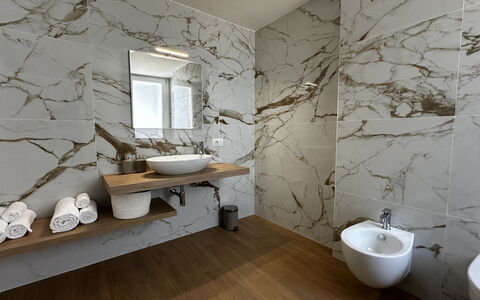 Villapronti: Miroir, Robinet, Luminaire Plomberie, Propriété, Évier, Plante, Blanc, Lavabo, Salle De Bains, Design Intérieur