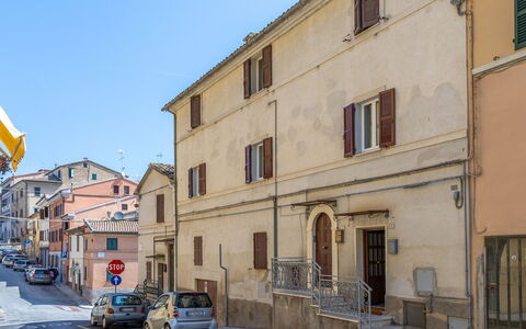 Loreto Suite Apartment: Bâtiment, Ciel, Roue, Propriété, Voiture, Fenêtre, Infrastructure, Véhicule, Maison