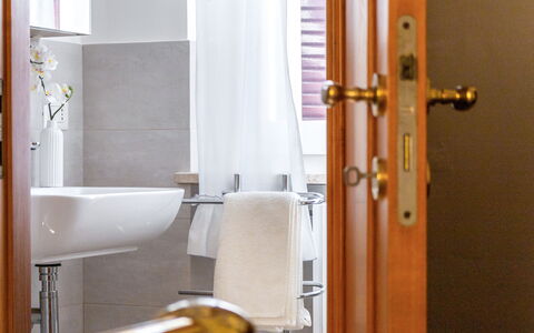 Loreto Suite Apartment: Luminaire Plomberie, Robinet, Bois, Salle De Bains, Porte, Évier, Plomberie, Mur