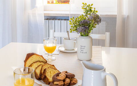 Loreto Suite Apartment: Aliments, Vaisselle, Plante, Table, Drinkware, Assiette, Jaune, Fleur, Pot De Fleur