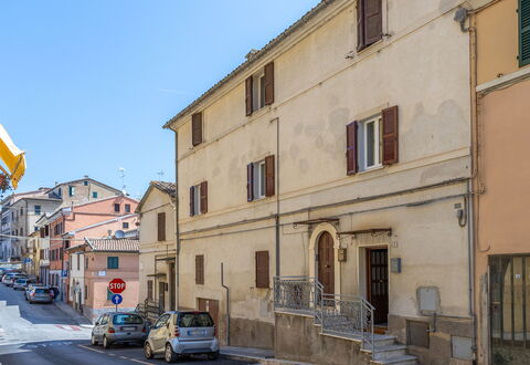 Loreto Suite Apartment: Bâtiment, Ciel, Roue, Propriété, Voiture, Fenêtre, Infrastructure, Véhicule, Maison