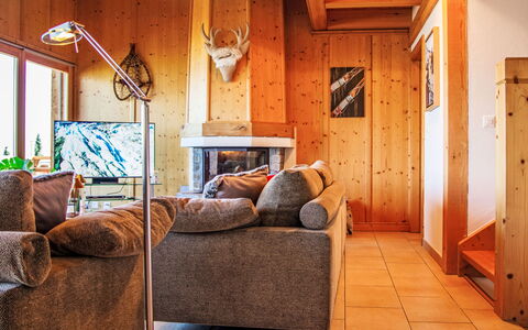 Chalet Aurore: Table, Propriété, Bâtiment, Meubles, L'Eau, Plante, Ciel, Chaise, Nuage, Station Balnéaire
