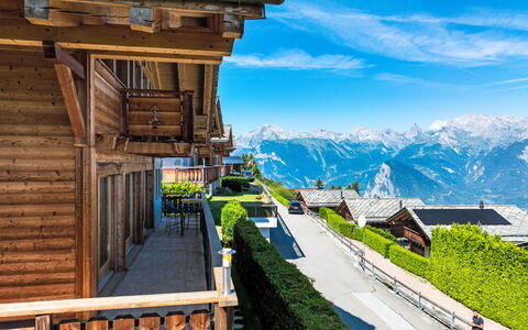 Chalet Aurore: Ciel, Table, Vaisselle, Meubles, Bâtiment, Chaise, Tableau De Plein Air, Mobilier De Jardin, Aliments, Arbre