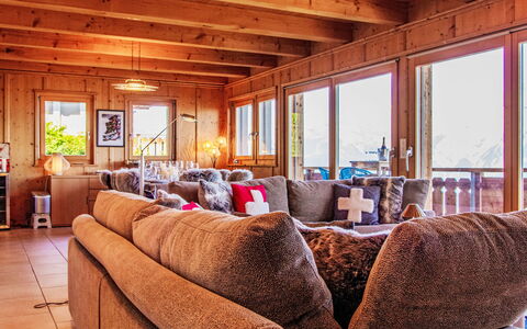 Chalet Aurore: Table, Propriété, Bâtiment, Meubles, L'Eau, Plante, Ciel, Chaise, Nuage, Station Balnéaire