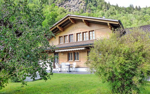 Eisiboden: Ciel, L'Eau, Meubles, Table, Propriété, Bleu Azur, Plante, Bois, Chaise, Bâtiment