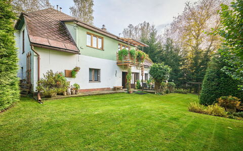 Horní Lánov: Plante, Ciel, Propriété, Bâtiment, Fenêtre, Nuage, Paysage Naturel, Arbre, Lot Terre, Maison