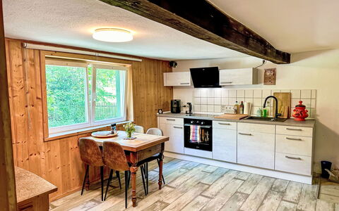 Das Kleine Paradies von Kata: Ciel, Plante, Bâtiment, Fenêtre, Arbre, Bois, Lot Terre, Chalet, Maison, Paysage