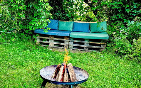 Das Kleine Paradies von Kata: Ciel, Plante, Bâtiment, Fenêtre, Arbre, Bois, Lot Terre, Chalet, Maison, Paysage