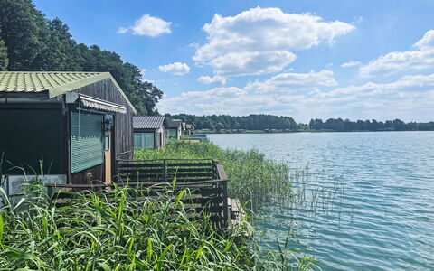 Bootshaus auf Dem See: Ciel, Plante, Bâtiment, Fenêtre, Arbre, Bois, Lot Terre, Chalet, Maison, Paysage