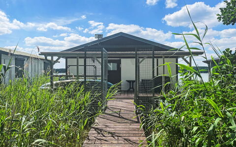 Bootshaus auf Dem See: Ciel, Plante, Bâtiment, Fenêtre, Arbre, Bois, Lot Terre, Chalet, Maison, Paysage
