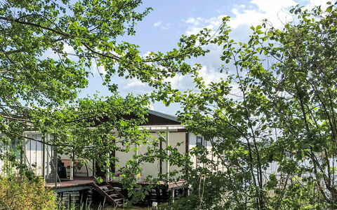 Bootshaus auf Dem See: Plante, Nuage, Ciel, Arbre, Brindille, Arbuste, Herbe, Paysage Naturel, Bâtiment, Façade
