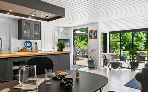 Bedine - 1.3Km from the Sea: Meubles, Design Intérieur, Bois, Sol, Plafond, Cuisine, Sol, Table, Chaise, Éclairage