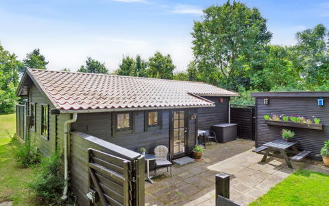 Bedine - 1.3Km from the Sea: Maison, Arbuste, Chalet, Domicile, Toit, Porte, Siding, Jardin, Cour, Arrière-Cour