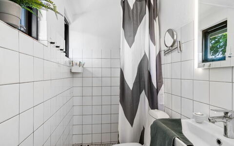Bedine - 1.3Km from the Sea: Sol, Design Intérieur, Salle De Bains, Sol, Luminaire Plomberie, Tuile, Toilette, Plomberie, Rideau De Douche