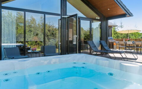 Kristiarn - 1.1Km from the Sea: Meubles, Design Intérieur, Sol, Sol, Plafond, Pièce, Chaise, Table, Appartement, Table Cuisine Et Salle A Manger