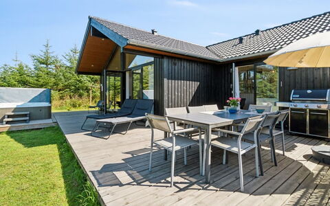 Kristiarn - 1.1Km from the Sea: Meubles, Design Intérieur, Sol, Sol, Plafond, Pièce, Chaise, Table, Appartement, Table Cuisine Et Salle A Manger