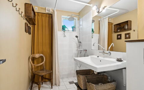 Ivar - 150M from the Sea: Luminaire Plomberie, Salle De Bains, Design Intérieur, Sol, Lavabo, Évier, Sol, Robinet, Plomberie, Miroir