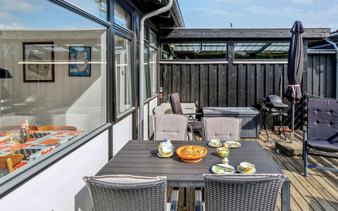 Effy - 300M from the Sea: Maison, Domicile, Porte, Toit, Chalet, Biens, Jardin, Ombre, Siding, Cour