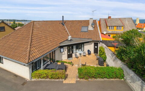 Ginie - 70M from the Sea: Bois, Meubles, Appartement, Pièce, Plafond, Tache De Bois, Chaise, Dur, Vernis, Lumber