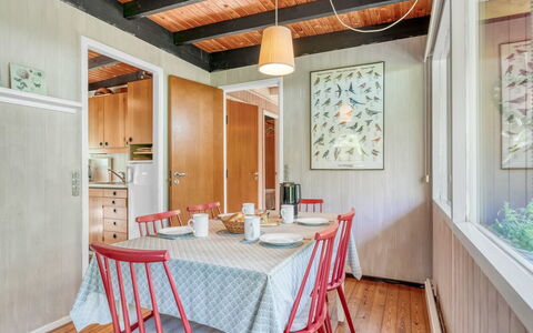 Elkea - 150M from the Sea: Maison, Domicile, Toit, Chalet, Biens, Aménagement Paysager, Batiments Jardin, Siding, Ferme