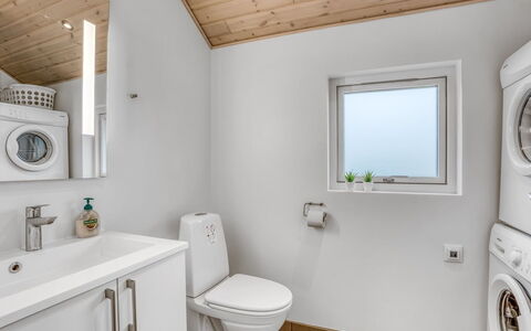 Imke - 1Km from the Sea: Sol, Mur, Sol, Luminaire Plomberie, Design Intérieur, Bois, Plafond, Salle De Bains, Évier, Robinet