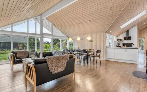 Imke - 1Km from the Sea: Bois, Plafond, Dur, Planche, Tache De Bois, Siding, Parquet, Lumber, Plate-Forme, Porche