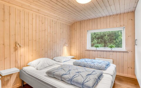 Imke - 1Km from the Sea: Bois, Chambre, Lit, Literie, Domicile, Drap De Lit, Plafond, Cadre De Lit, Dur, Tache De Bois