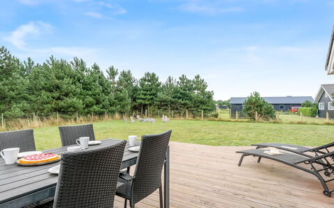 Imke - 1Km from the Sea: Lot Terre, Domicile, Ombre, Aménagement Paysager, Jardin, Dur, Pelouse, Biens, Chaise, Planche