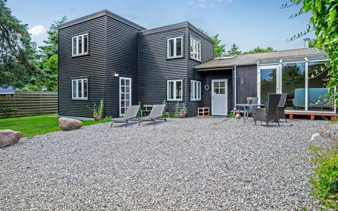 Henkil - 175M from the Sea: Toit, Maison, Domicile, Chalet, Porte, Siding, Plate-Forme, Porche, Planche, Dur