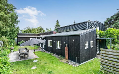 Henkil - 175M from the Sea: Toit, Maison, Domicile, Chalet, Porte, Siding, Plate-Forme, Porche, Planche, Dur