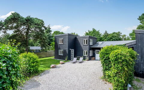 Henkil - 175M from the Sea: Toit, Maison, Domicile, Chalet, Porte, Siding, Plate-Forme, Porche, Planche, Dur