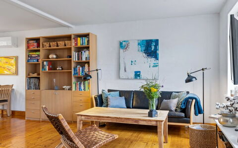 Huno - 2Km from the Sea: Meubles, Design Intérieur, Sol, Sol, Canapé, Mur, Salon, Parquet, Pièce, Bois