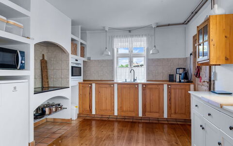 Huno - 2Km from the Sea: Sol, Bois, Sol, Design Intérieur, Cabinetry, Plafond, Cuisine, Parquet, Placard, Éclairage