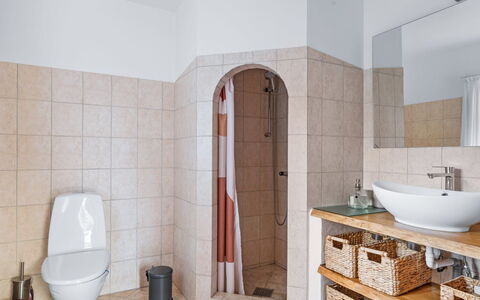 Huno - 2Km from the Sea: Sol, Sol, Luminaire Plomberie, Salle De Bains, Design Intérieur, Toilette, Siège De Toilette, Plomberie, Tuile, Pièce