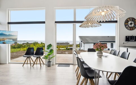Alka - 500M from the Sea: Plafond, Design Intérieur, Luminaire, Lustre, Table Cuisine Et Salle A Manger, Chaise, Parquet, Matériau Naturel, Salle À Manger, Conception