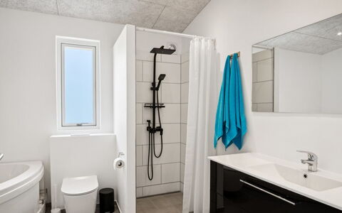 Alka - 500M from the Sea: Sol, Sol, Mur, Design Intérieur, Luminaire Plomberie, Évier, Plafond, Salle De Bains, Armoire De Toilette, Plomberie