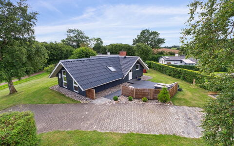 Erke - 800M from the Sea: Bleu, Arbuste, Chalet, Couverture De Sol, Jardin, Biens, Ombre, Aménagement Paysager, Ferme, Eco Hôtel