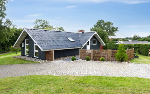 Erke - 800M from the Sea: Bleu, Arbuste, Chalet, Couverture De Sol, Jardin, Biens, Ombre, Aménagement Paysager, Ferme, Eco Hôtel