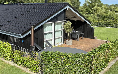 Enida - 350M to the Fjord: Toit, Chalet, Couverture De Sol, Jardin, Ombre, Cour, Siding, Biens, Aménagement Paysager, Arrière-Cour