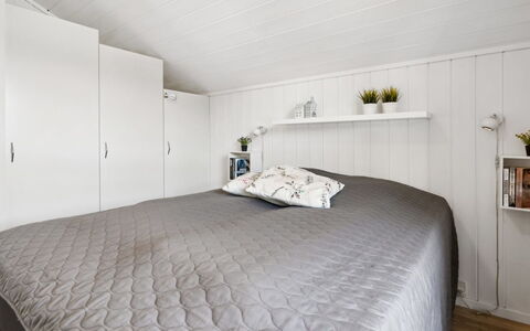 Enida - 350M to the Fjord: Chambre, Bois, Plafond, Design Intérieur, Lit, Sol, Literie, Drap De Lit, Sol, Linge