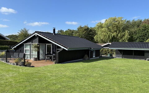 Enida - 350M to the Fjord: Toit, Maison, Domicile, Chalet, Pelouse, Siding, Batiments Jardin, Cour, Jardin, Biens