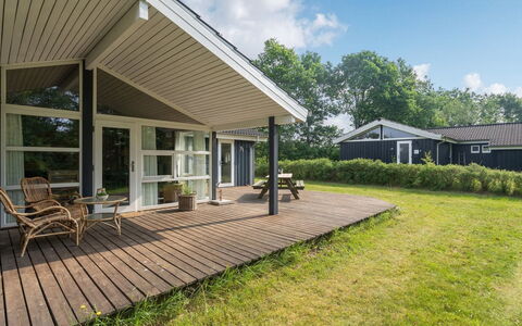 Anneli: Bâtiment, Maison, Fenêtre, Domicile, Toit, Zone Résidentielle, Arbuste, Chalet, Lot Terre