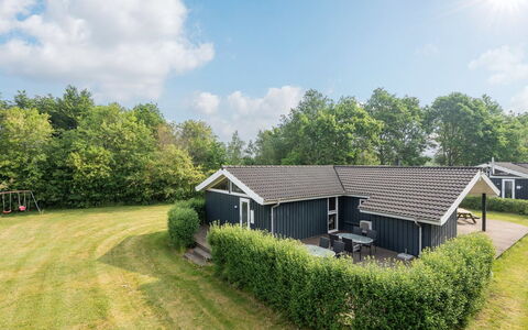 Anneli: Bâtiment, Maison, Fenêtre, Domicile, Toit, Zone Résidentielle, Arbuste, Chalet, Lot Terre