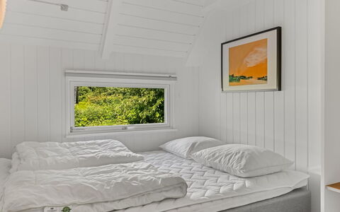Diderik - 30Km from the Sea: Bois, Chambre, Lit, Literie, Drap De Lit, Design Intérieur, Sol, Cadre De Lit, Domicile, Plafond