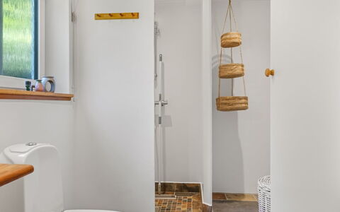 Diderik - 30Km from the Sea: Mur, Sol, Design Intérieur, Bois, Sol, Luminaire Plomberie, Salle De Bains, Siège De Toilette, Toilette, Éclairage