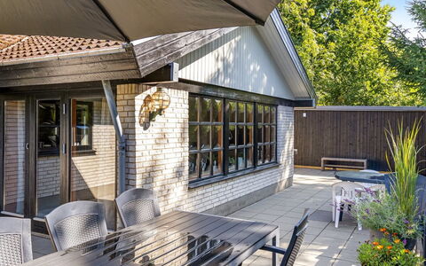 Berner - 30Km from the Sea: Mobilier De Jardin, Domicile, Maison, Toit, Porte, Meubles, Chalet, Ombre, Composite, Porche