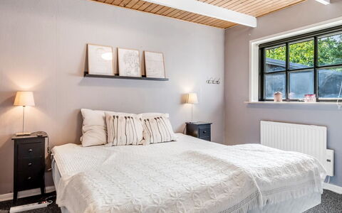 Berner - 30Km from the Sea: Lit, Literie, Chambre, Design Intérieur, Meubles, Drap De Lit, Mur, Plafond, Bois, Linge